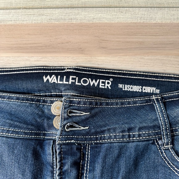 Wallflower Plus Size Stretchy Jeans - Picture 3 of 8